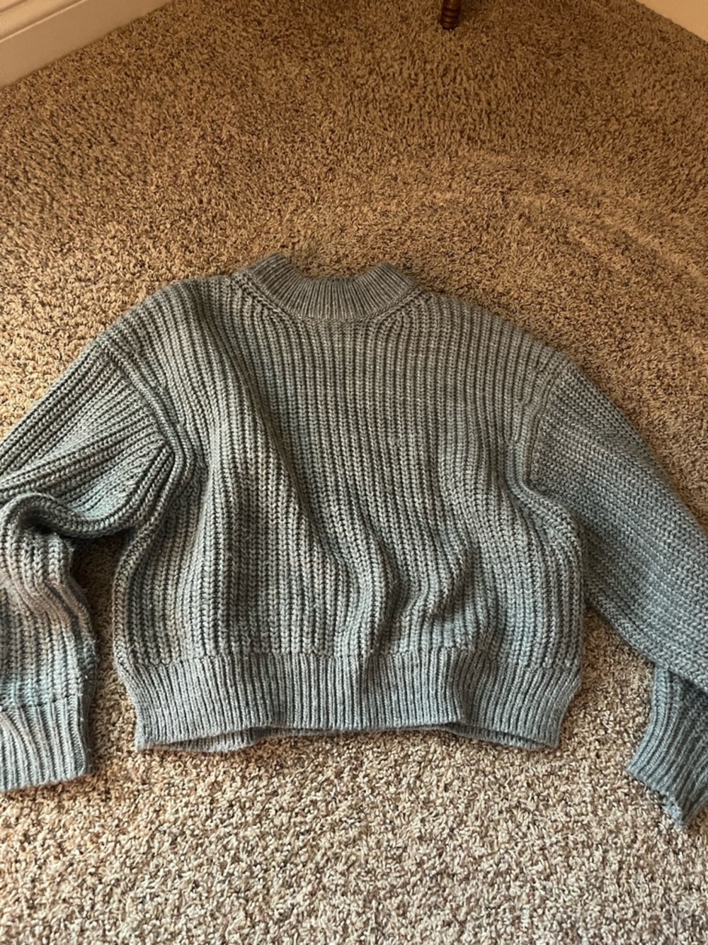 ASOS size 8 Cozy Cropped Chunky Knit Sweater - Gray